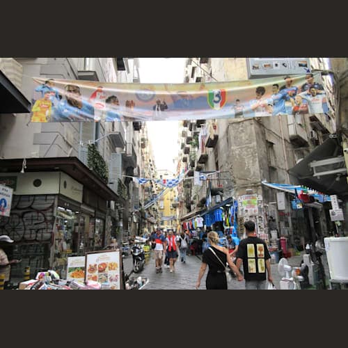 治安の悪いといわれるナポリの下町です。
日中なら観光客も多く、手荷物に注意すれば何とか歩けましたが、日が暮れたら無理だったでしょう。