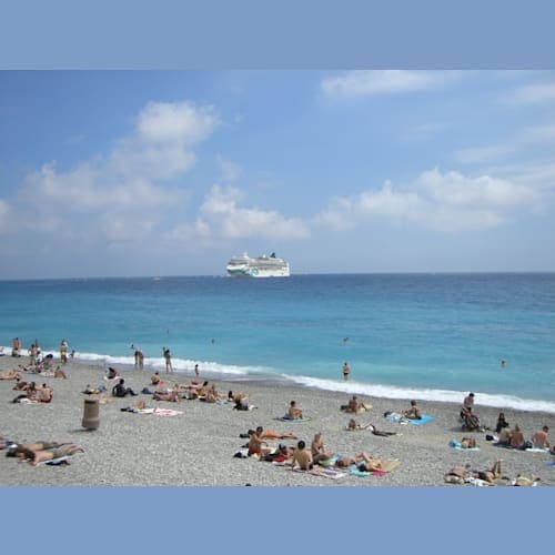 ニースNice
ニースは沖止めとなり、テンダーボートで上陸。2002年に来たことあり。定番のシャガール美術館の旧約聖書の絵の説明が長い。あとサレヤ広場で市場の見学。プロムナード・デ・ザングレを散歩しながらテンダーボート乗り場へ。
ビーチ・遠くにわが船が見える