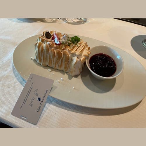 ピナクルグリルのデザート。ベイクドアラスカ。一人前とは思えないほど大きい。