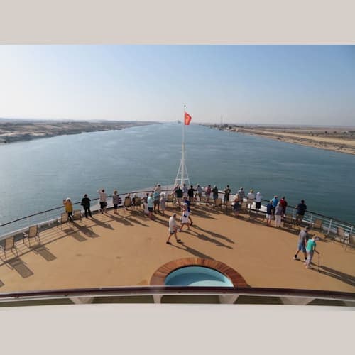 7階前方デッキから眺めるスエズ運河は壮観!