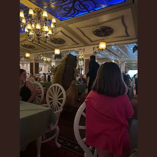 メインダイニングでは長期航路だからかショーがある日と無い日がありました。