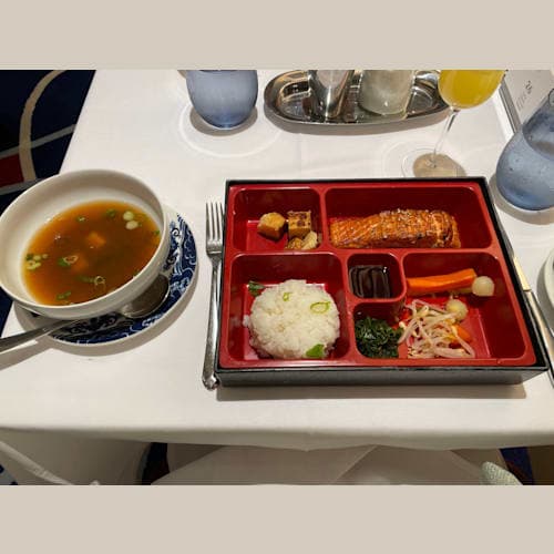 MDRの朝ごはん。日本食セットがあります。お重の左上の四角いものは「TAMAGOYAKI」。左は味噌汁(もどき)。ネタに1回食べたけど、2回目はないです。