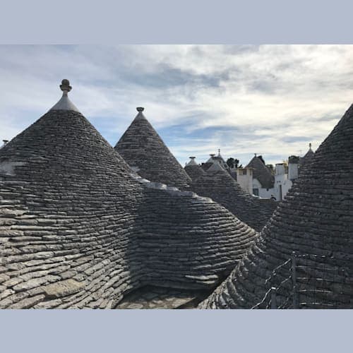 トゥルッリと呼ばれる円錐形の屋根を持つ白い家