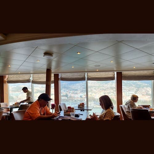 deck11スペシャリティレストラン「Moderno Churrascaria」では、ランチタイムに無料のピザとヌードルをいただけます。ただし、全日ではないようなので、船内新聞で確認を。