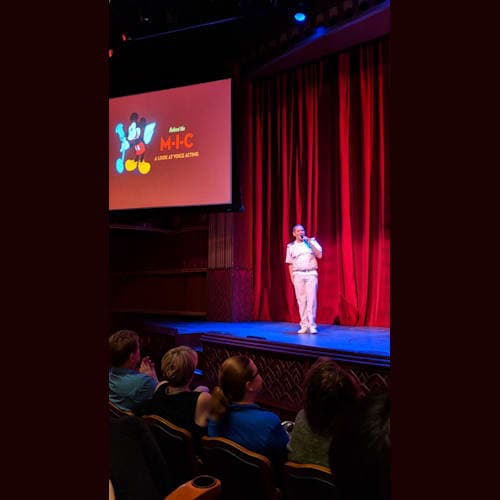 ミッキーの4代目声優の方のプレゼンテーション(写真に写っているのはアシスタントクルーズディレクターのマシューです笑)