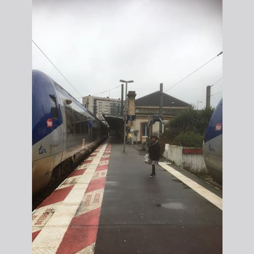 徴兵でアルジェリアに向かうギイを見送ったプラットフォーム。電車は当然新しいものですが、建屋など面影は残っています。