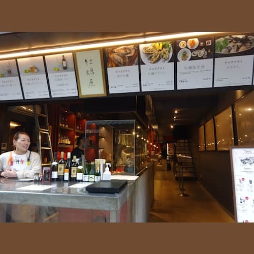 宮島到着後、どなたかのブログで拝見して行こうと思っていた「牡蛎屋」
あれ?雰囲気が違う・・・なんかオシャレ?
お聞きしたら、「コロナの時に畳から改装したんですよ~」と・・・
写真もOK!いただきました。