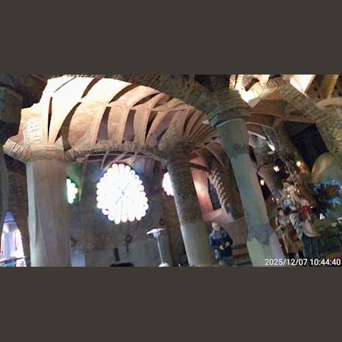 コロニア・グエル教会内部