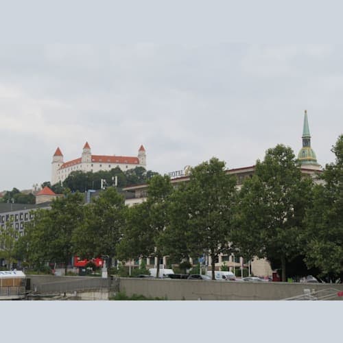 船上から眺めるブラチスラヴァ城と聖マルティン大聖堂