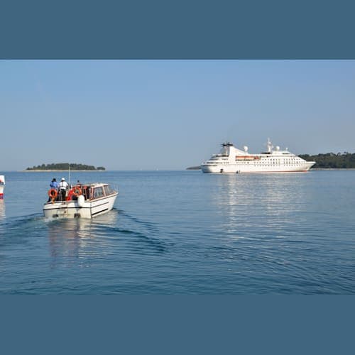 テンダーボートで上陸