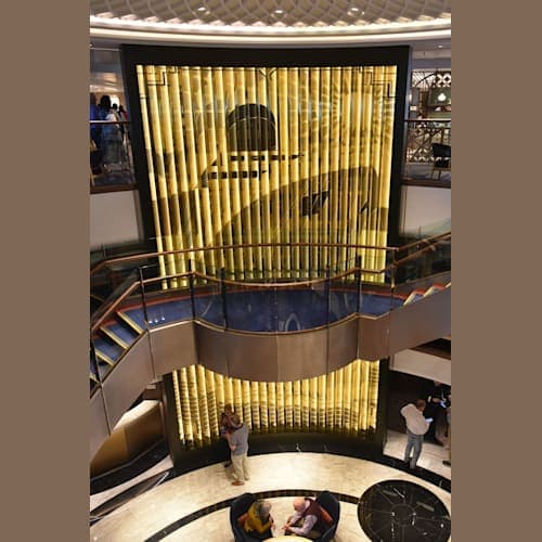 メインロビー階段の装飾です。
観る角度によって絵が変ります。