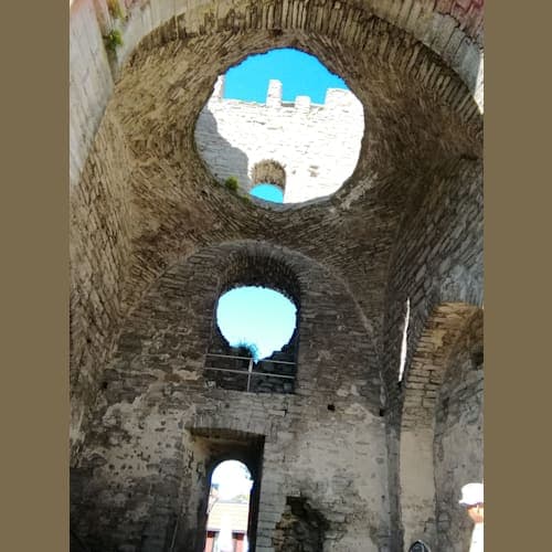 ヴィスビー
聖オレフ教会・この場所でヨガが行われた後でした。
ヨガの先生とお話を少ししましたが、こんな場所でヨガできたら気持ちいいと思います。