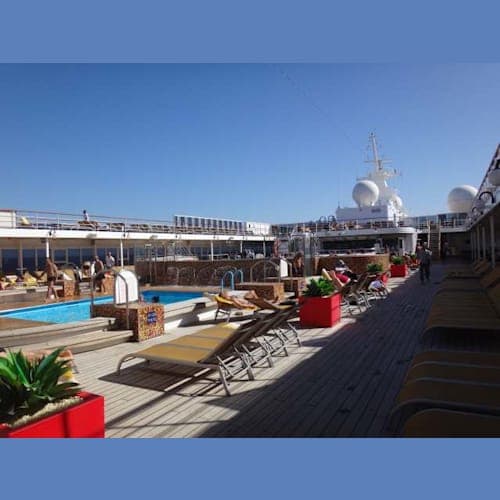 出発地は冬でしたが、ここまで来れば水着OK。