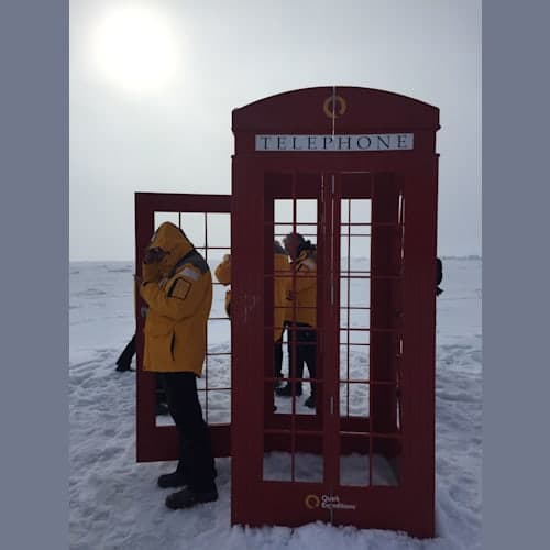 北極点に電話ボックス?! 1分無料の衛星電話で各々家族?に電話。