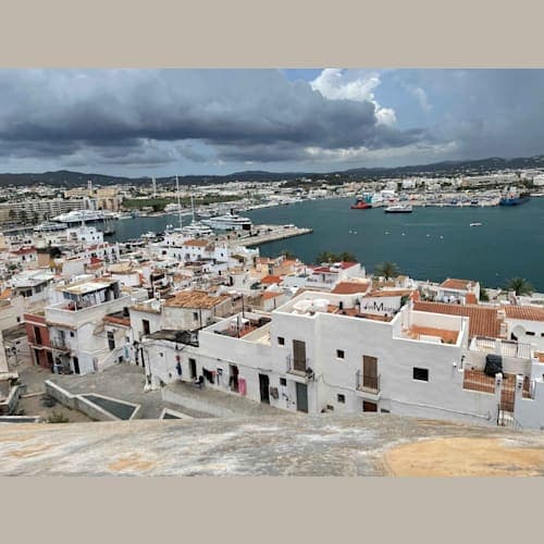 イビザの丘の上のお城から港を一望。少し曇っていますが、爽やかな街でした。