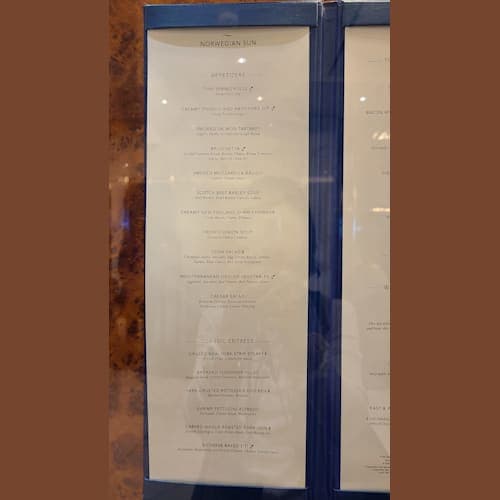 ダイニングの夕食のメニュー。2023年1月15日。