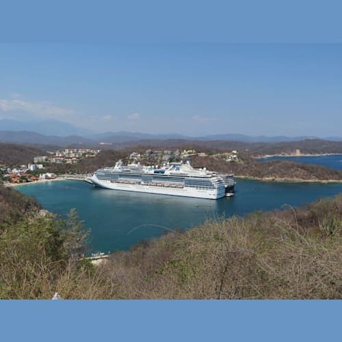 メキシコのウアトゥルコの高台から俯瞰的に撮影
(コーラルプリンセスとニューアムステルダム)