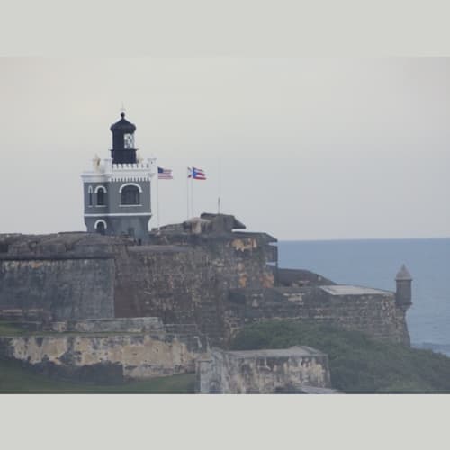 島を守る堅固な要塞が港の入りの左右口二箇所にあります カリブの海賊ってホントにいたのネ😆