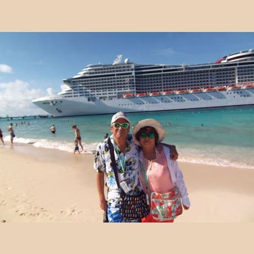 予定のナッソーが巨大ハリケーン通過後の影響で、クルーズ経験初めての抜港😱
予定を変更して寄港したグランドターク島は世界一浜辺の近くに停泊出来るクルーズターミナルだそうです⁉️
おかげさまで、こんな貴重な記念撮影が出来ました✌️ 下船後五分歩けばターミナル到着😄