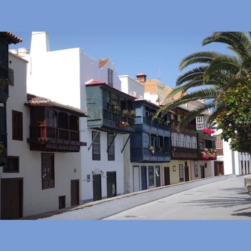 サンタ・クロス・デ・パロマ旧市街の「海岸通りのバルコニー」と呼ばれる家々。港から歩いて来ることができます。