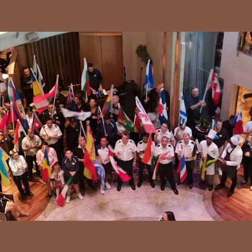 残念ながら、日本人クルーはいないので、日本の国旗は見られず。。。