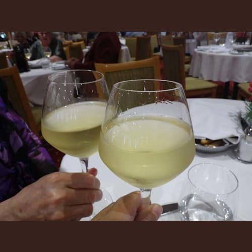 度重なった日程、ルート変更のためか船客が少なく、レストランはフリーシッティング制になりました。