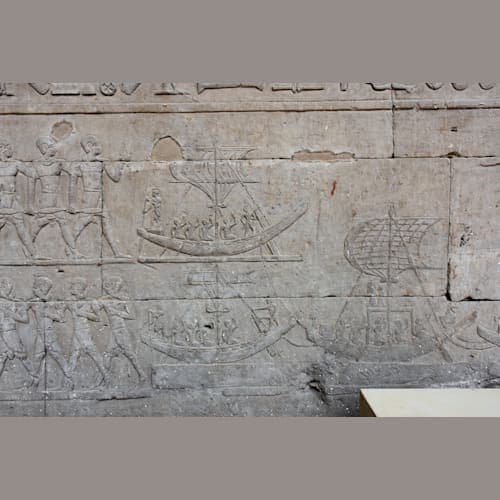 神殿の壁には船のレリーフが刻まれていました。