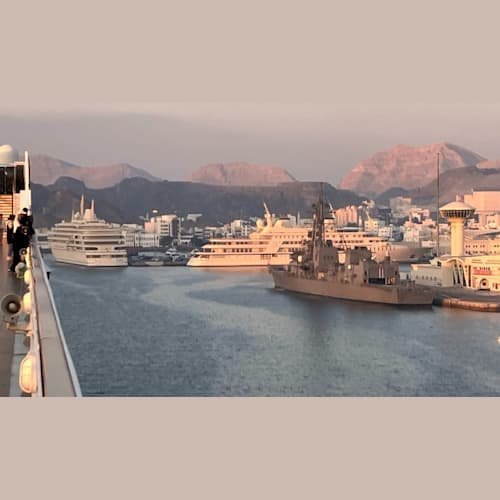 オマーンの港には日本の自衛隊の船が着岸していました。ジブチを拠点に海賊に対する護衛についているのでしょう。この時は未だ、フーシー派による攻撃は起きていませんでしたが、緊張する勤務についておられることに頭が下がります。無効に見えるのは、王家のヨット2隻です。2万トンクラスではないでしょうか。にっぽん丸ぐらいの大きさです。