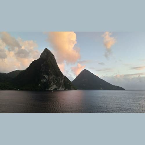 セントルシアの象徴的な山、プティピトンとグロピトン