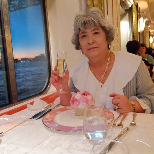 シャンパンとテーブルフラワーと奥様のコラボ✌️ 初日のディナーは窓側のお席でした