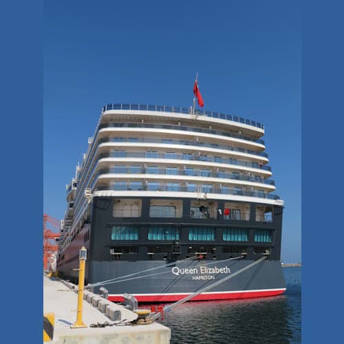 サラーラ港で憩うクイーンエリザベス。
元々はコンテナ専用港だけにクルーズターミナルの建物はなく、係留ビットもこんなに貧弱。