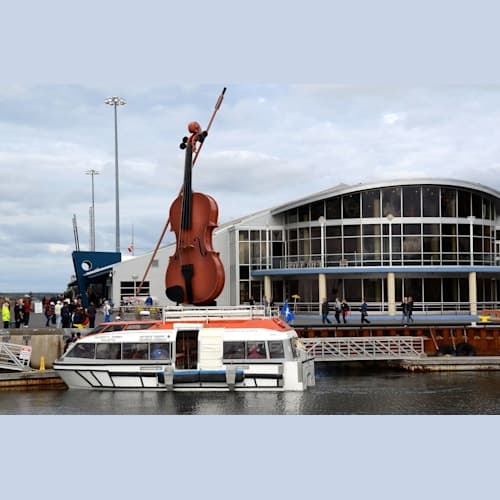 五日目:カナダのノバスコシア州シドニー寄港、世界一大きなバイオリンがお出迎え