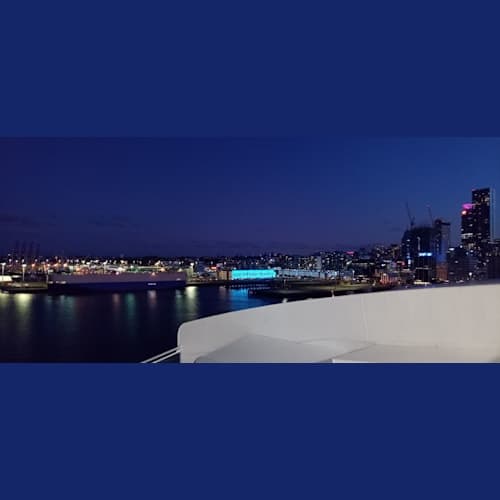 オークランドの出港のようす。夏時間の初夏なので、遅くまで明るいのですが、出航もそれなりに遅い時間でした。