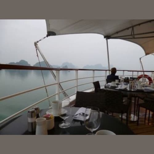 ハロン湾の景色を眺めながら朝食