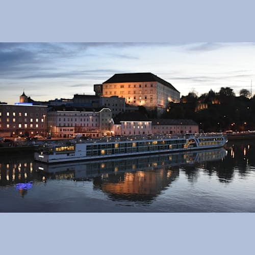 リンツの岸辺に停泊するアマデウス・クイーン号