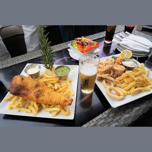 イギリスといえばフィッシュ&チップス。
ビールが進む味。