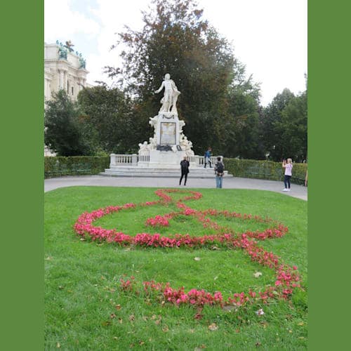 モーツァルト銅像と花のト音記号