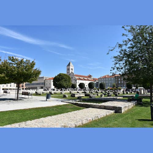 ローマ時代の遺物が置かれたザダル旧市街の広場です。