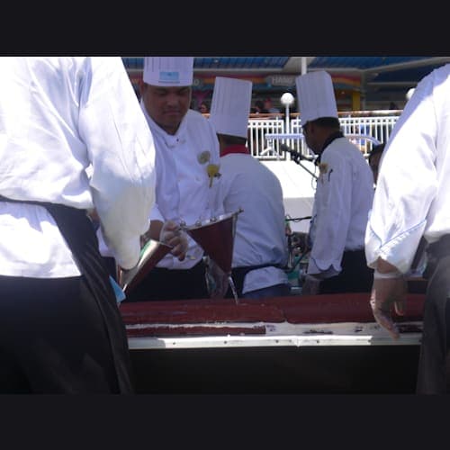 終日航海の日のイベント。プールサイドで船の上でつくる大きな赤いベルベットケーキ。この後、乗客に配られました。クリームチーズなのでそれほど甘くはなく、おいしく食べられました。