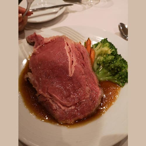 ステーキのレア。
いつもミディアムレアでウェルダンなるので、レアで頼んだら、
レアできました(笑)しかも、WaterのDoniは、レアの注文は初めて受けたそうで、びっくりしてました(笑)