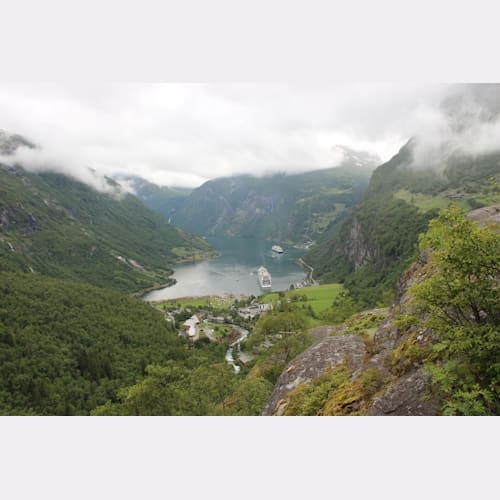 フリーダールスユーヴェット展望台からガイランゲルフィヨルドを見おろす。