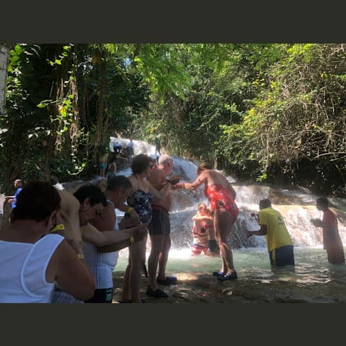 足場の悪い所は皆手を繋ぎながら登ります。
水用靴を買って良かった。かなり足場が悪いです。
でも皆で声をかけながら登ってとても楽しかった。
ジャマイカに行ったら絶対やるべきアクティビティです。