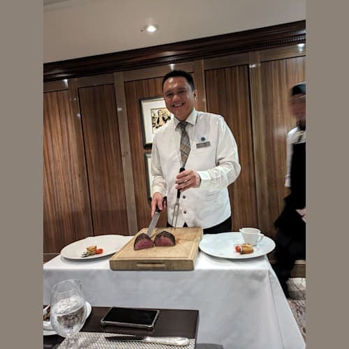 特別レストラン「プライムC」のステーキのサーブ。シャトーブリアンは美味しかった。