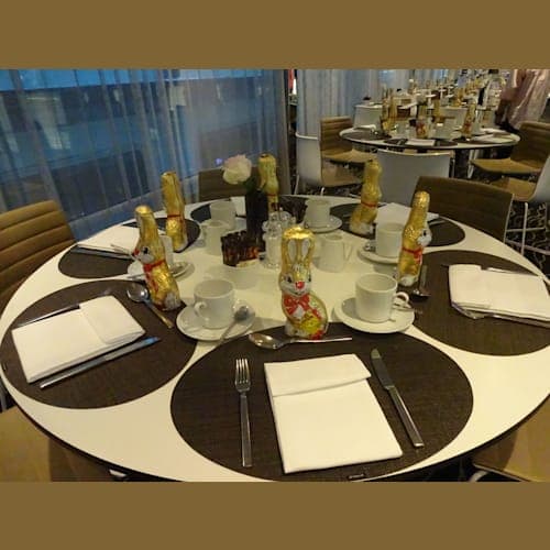 イースターのサプライズで ウサギのチョコが全員に。
ヨーロッパのイースターを体験したかったが、普通の旅行だと
店が休みで食事もままならない。その点、船はいいよね!