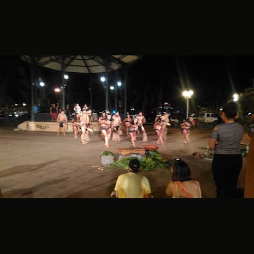 今回のパペーテは港で一泊(正確には、翌朝5時出航)なので、夜も遊べた。
港のすぐ前の広場では、屋台が出たり、地元のショーがあったりと盛り上がっていた。