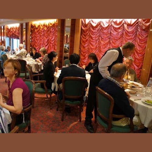 指定されたテーブルは新婚さんといっしょでした。この船の日本人個人客は4人だけ。