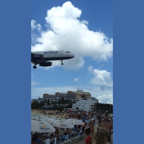 世界一危険なビーチで有名な
プリンセスジュリアナ空港の前
マホビーチ