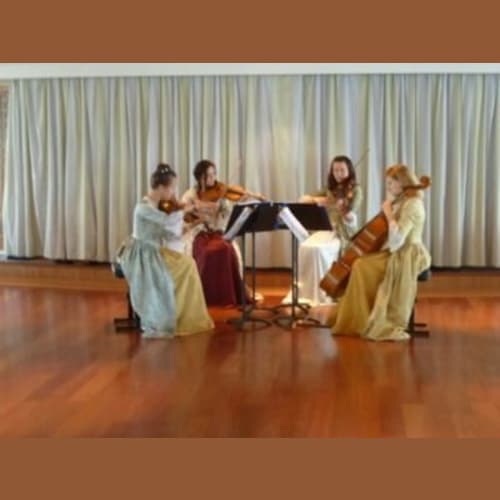 この日のあふらぬーんティーではモーツァルト時代の衣装での弦楽四重奏。
