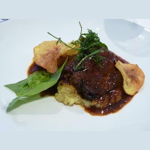 メインは、8時間かけたビーフコンフィとポテト、トリュフ風味