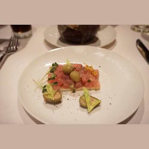 もう一つ前菜のツナのタルタル。